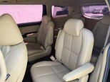 Kia Carnival-13