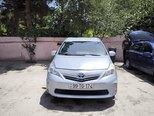 Toyota Prius V-1