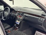 Mercedes E 200-11