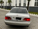 Mercedes E 220-11