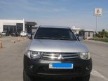 Mitsubishi L200-1
