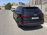 Audi Q7-6