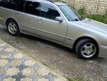 Mercedes E 240-4