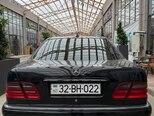 Mercedes E 280-11