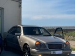 Mercedes E 240-1