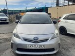 Toyota Prius V-1