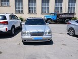 Mercedes E 220-1
