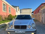 Mercedes E 220-1