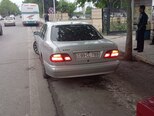 Mercedes E 220-11