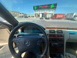 Mercedes E 220-11