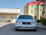 Mercedes E 220-2
