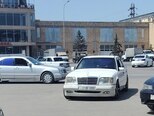 Mercedes E 200-1