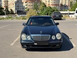 Mercedes E 240-1