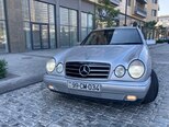 Mercedes E 240-1