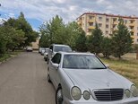 Mercedes E 240-1