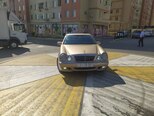 Mercedes E 270-12
