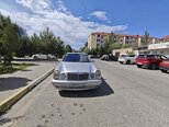 Mercedes E 240-1