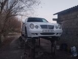 Mercedes E 240-1